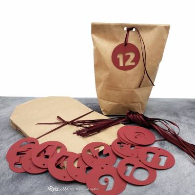 Adventskalender Papierbeutel zum Befüllen mit Zahlenanhängern und Satinbändern in dunkelrot