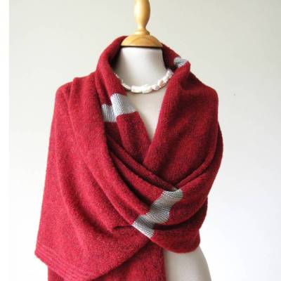Langer Schal aus feiner Merino-Bouclé in Rot mit Seiden-Streifen, gestrickte Stola Wolle, kuschelweiches Tuch