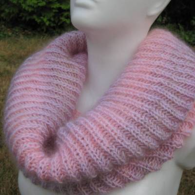 Handgestrickter Schlauchschal Loop Rosa – Patentmuster aus Mohair, Seide & Schurwolle