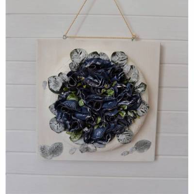 Blumenkranz weiß-blau auf Holzbrett zum Hängen