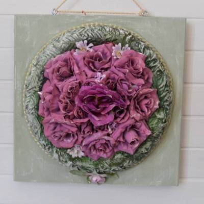 Blumenkranz lila-grün auf Holzbrett zum Hängen