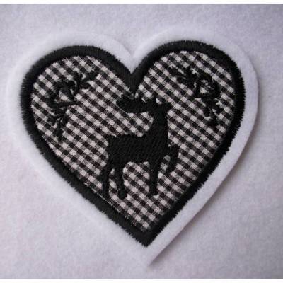 Applikation / Aufnäher Herz mit gesticktem Hirsch und Ornamenten