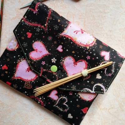 Nadeltasche für Nadelspiele od. Häkelnadeln,  für 15cm lange Sockennadeln, Nadeletui, rosa HERZEN auf schwarz
