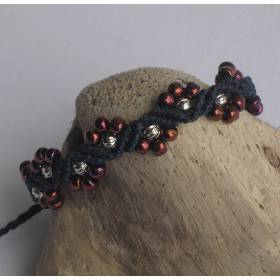Makrameearmband mit Perlen
