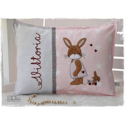 Kissen 30cmx40cm rosa/grau gemustert mit Doodlestickerei Hasenmädchen mit Nachziehwagen