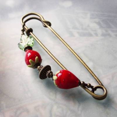 Schmucknadel Erdbeeren an 10cm Bronze Kiltnadel N10-AB-30