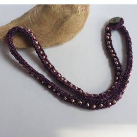 Textilschmuck, Edle Häkelkette mit rose farbenen Glasroccailles