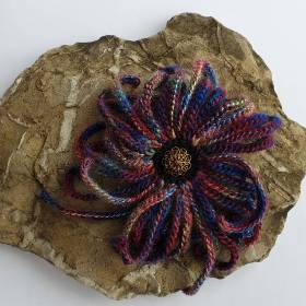 Ansteckbrosche, eine schöne große wilde Häkelblume