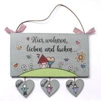 Personalisiertes Shabby Türschild aus Holz mit Herzanhänger & Figuren – Wetterfestes Namensschild für Familien, graues Holztürschild für den Eingang, individuelles Einzugsgeschenk
