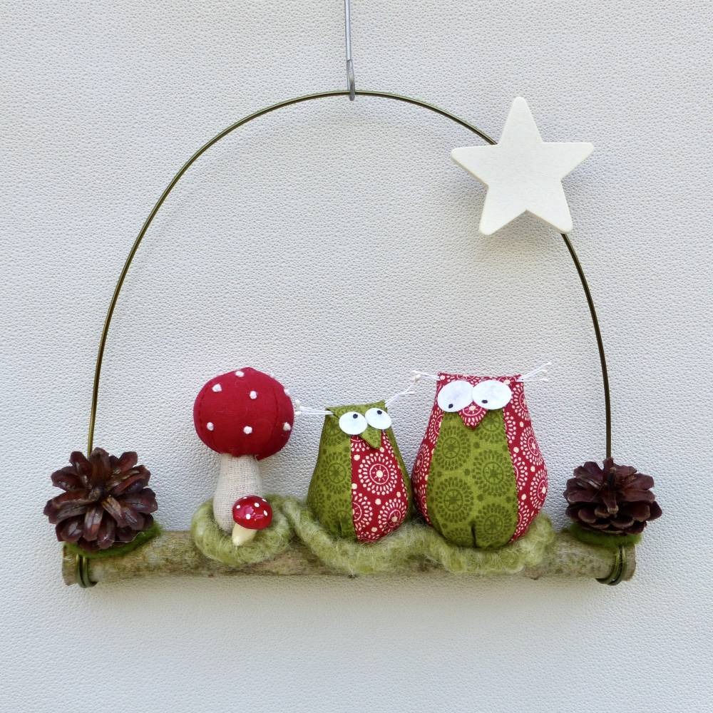 Türkranz* mit Eulen-Paar mit Fliegenpilz auf Ast, Herbst-Fensterdeko Bild 1