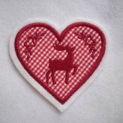 Applikation / Aufnäher Herz mit gesticktem Hirsch und Ornamenten