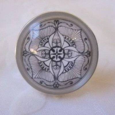 Cabochon Ring mit Grafik Geometrisch Symmetrisch Ornament Schwarzweiß Motiv "Liane" Geschenkidee 