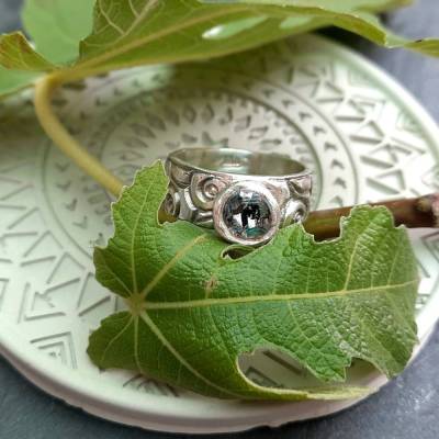 Edler Silberring mit tollem Spiralmuster und Dichroic Glascabochon, 999 Silber