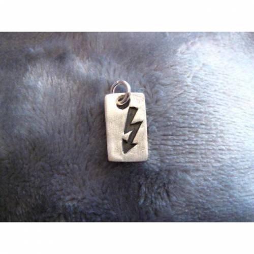 Witziger Anhänger aus 999 Silber mit einem eingestempelten Blitz