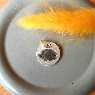 Anhänger aus 999 Silber mit eingeprägtem Igel
