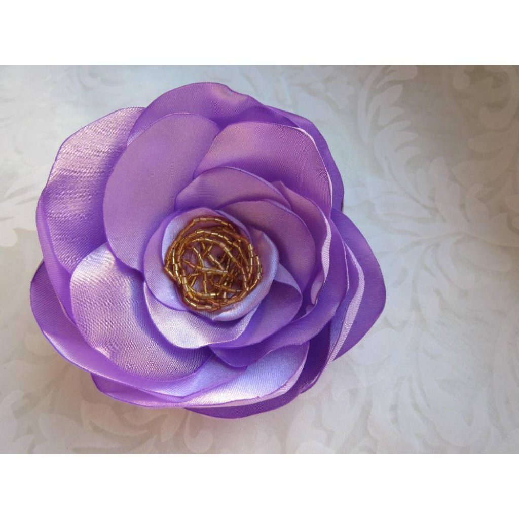 Große Violette Satin Brosche Klammer Lila Gold Blume Stoffblume