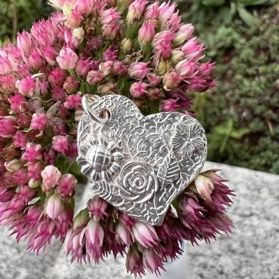 Herz-Anhänger Silberherz aus 999 Silber mit floralem Muster und erhabenen Blumen