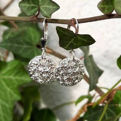 runde Silberohrringe mit eingeprägten Rosen aus 999 Silber