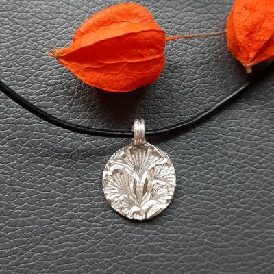 Anhänger Ginkgo aus 999 Silber mit schwarzem Lederband