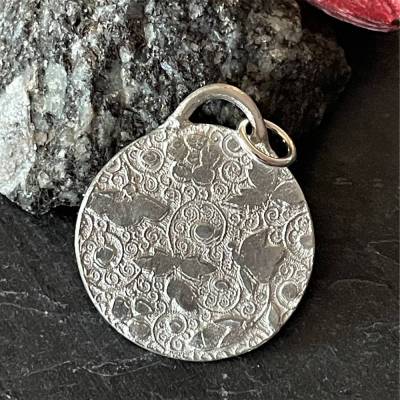 Rundes Amulett mit Schmetterlingen und Blumen aus 999 Silber