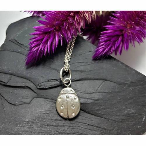 Zierliche Silberkette mit Anhänger Marienkäfer aus 999 Silber, Geschenk für Kinder