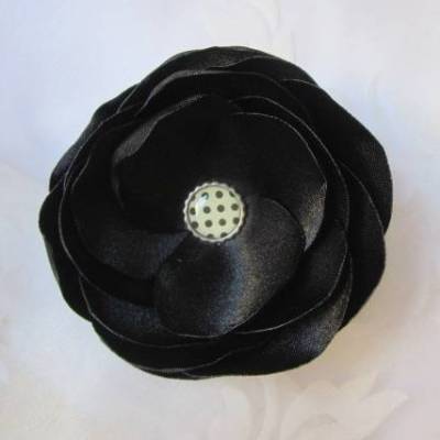 Schwarze Satin Brosche und Klammer Haarklammer Blume Stoffblume Blüte Punkte Polka Dots "Rebecca"