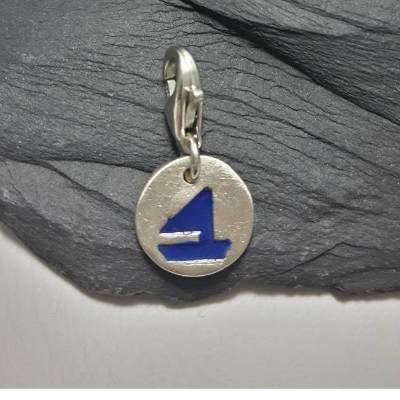 Anhänger Charm Segelboot aus 999 Silber, blau patiniert, 