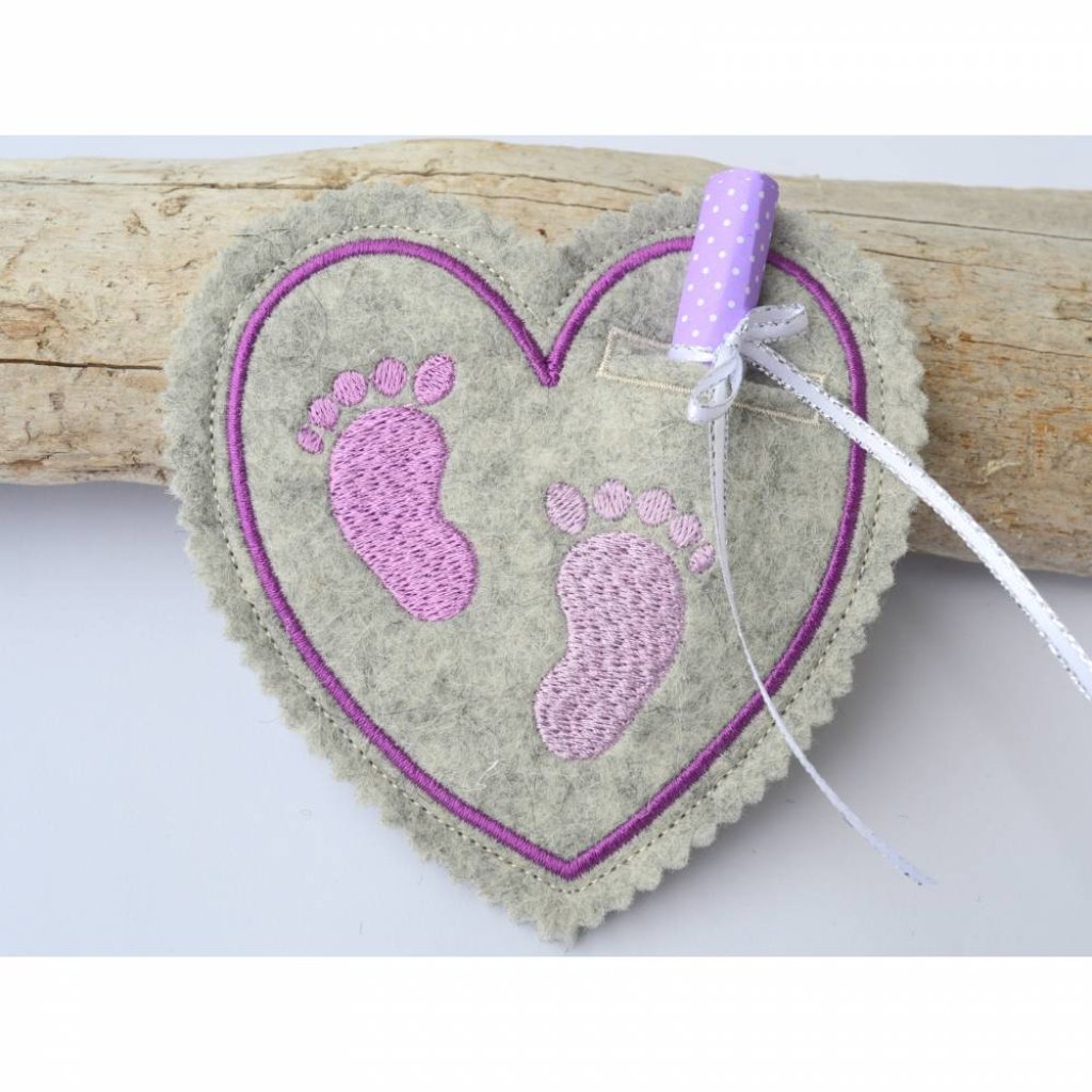 ITH Stickdatei Geschenkanhänger zur Geburt für 10x10cm Rahmen Bild 3
