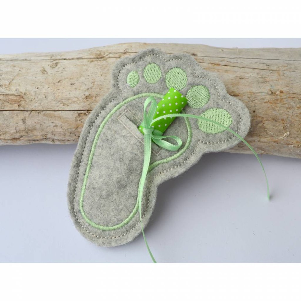 ITH Stickdatei Geschenkanhänger zur Geburt für 10x10cm Rahmen Bild 4