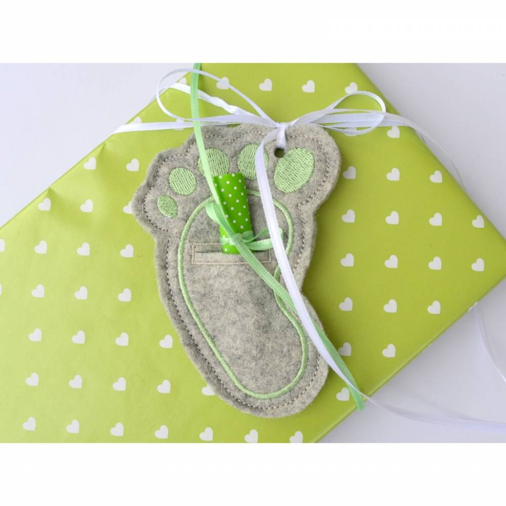 ITH Stickdatei Geschenkanhänger zur Geburt für 10x10cm Rahmen Bild 6