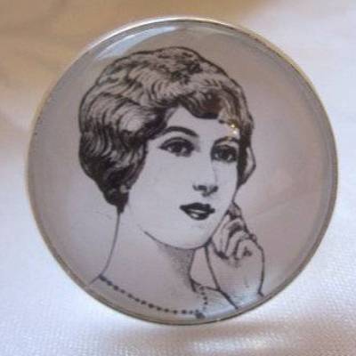 Cabochon Ring mit Porträt Frau Illustration Schwarz Weiß Vintage Stil "Madame Floralie"