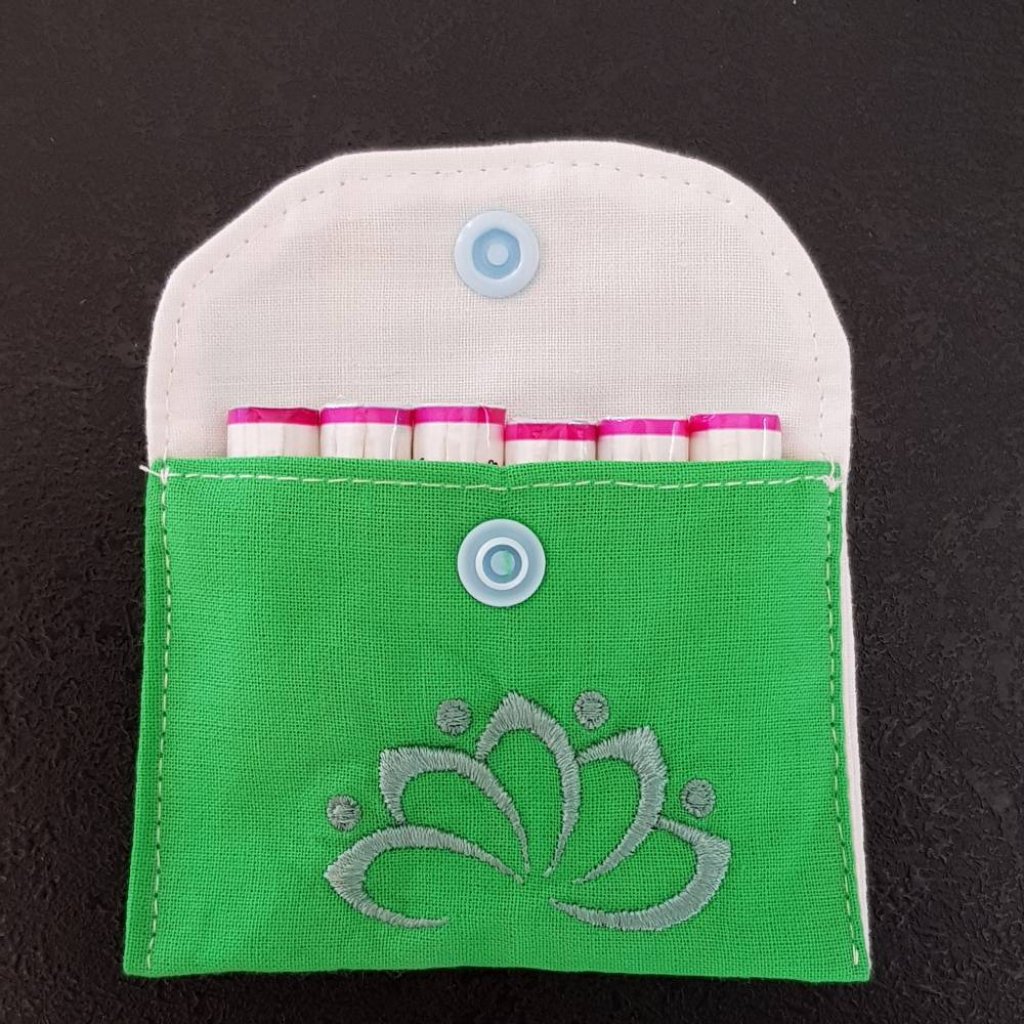 Besticktes Tampontäschchen grün mit Lotusblume – Unikat, 9 x 7 cm, kleine Geldbörse, Hygieneetui Bild 1