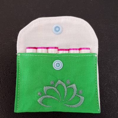 Besticktes Tampontäschchen grün mit Lotusblume – Unikat, 9 x 7 cm, kleine Geldbörse, Hygieneetui