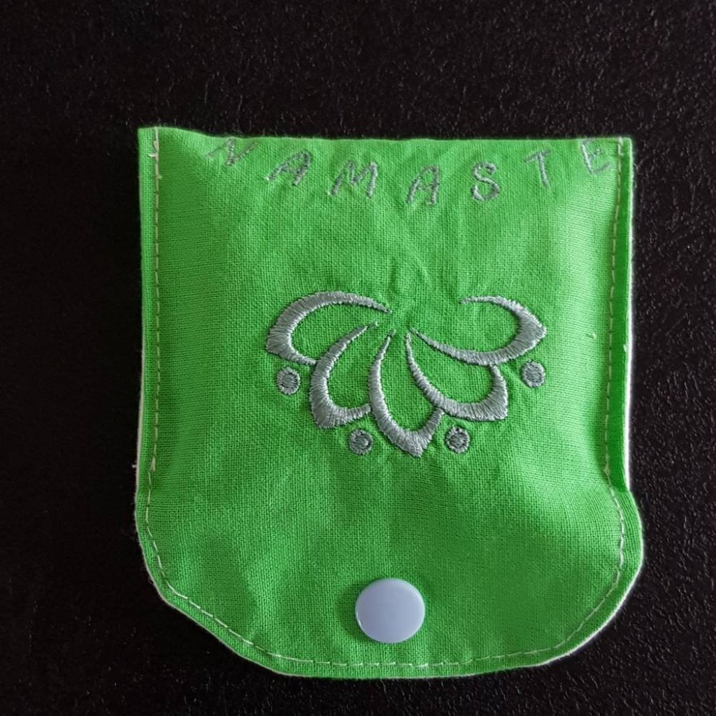 Besticktes Tampontäschchen grün mit Lotusblume – Unikat, 9 x 7 cm, kleine Geldbörse, Hygieneetui Bild 2