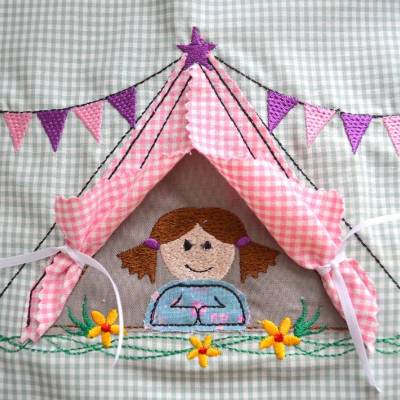 Stickdatei Zelt doodle mit 3D Zelteingang, Camping, wir gehen zelten 13x18cm