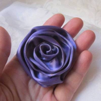 Brosche Lila Stoffblume "Claudine" Anstecker Textilschmuck Taufe Hochzeit Abschlussball