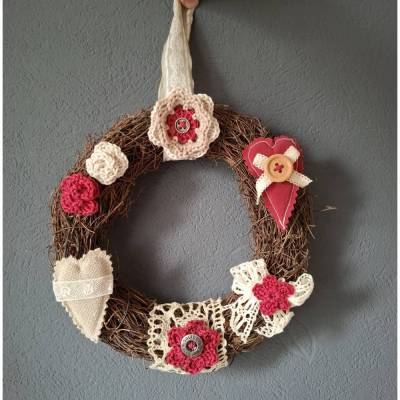 Kleiner Wandkranz Türkranz mit Stoffherzen & Häkelblumen – Unikat in Weinrot & Creme, ca. 20 cm