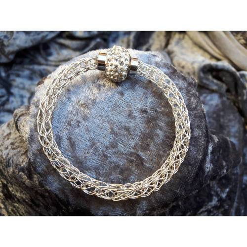 Handgestricktes Armband mit Strass-Magnetverschluss, viking knit