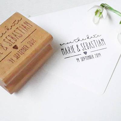 Hochzeitsstempel "save the date" mit Wunschnamen und Wunschdatum personalisiert, für die Hochzeitseinladung