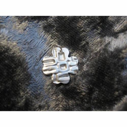 Kleeblatt aus 999 Silber mit schönem Muster