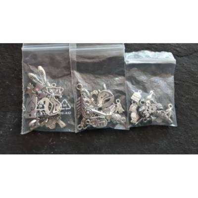 Überraschungstütchen mit 10 silberfarbenen Anhängern Charms