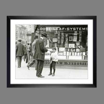 Wandbild hochwertig gerahmt - Zeitungsjunge 1910 schwarz weiß Fotografie- Kunst Druck- Fotokunst Vintage Art -  Wanddeko