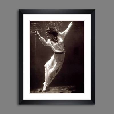 Modefotografie - Fashion Underwater -  gerahmter Kunstdruck Wandbild  Schwarz Weiß - Retro Vintage Fotokunst 30er Jahre