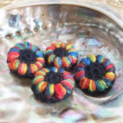 4 Blütenknöpfe Frühlings- und Herbsterwachen mit Farbtupfer