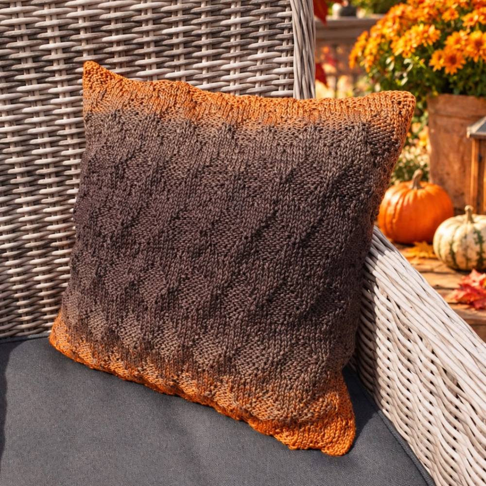 Handgestrickte Kissenhülle Kissenbezug 40x40 cm im Farbverlauf Orange bis Schwarz – Unikat aus Wolle & Stoff