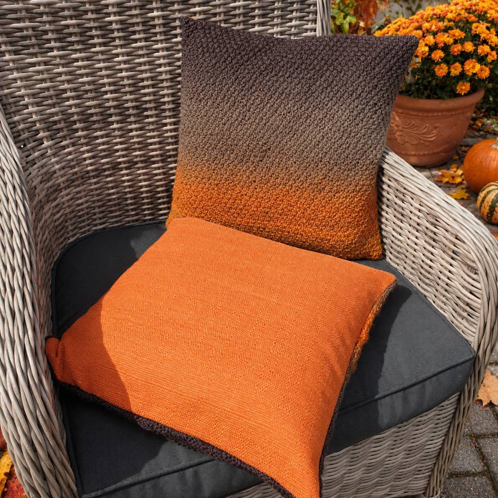 Handgestrickte Kissenhülle Kissenbezug 40x40 cm im Farbverlauf Orange bis Schwarz – Unikat aus Wolle & Stoff