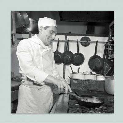 Koch bei der Arbeit - Küche - Kochen - Kunstdruck Vintage Retro Poster -  Fotokunst - schwarz-weiss Fotografie
