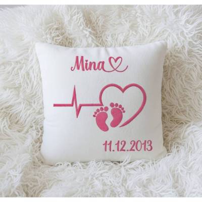 Stickdatei Babyfüsse im Herz – Herzlinie Stickmuster für Geburt & Taufe | Design-by-Jasmina