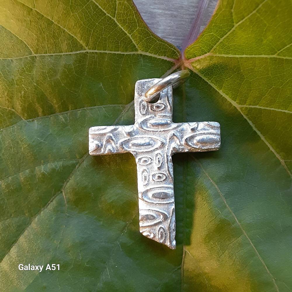 Ausgefallenes Silberkreuz aus recyceltem Feinsilber (999) mit toller Textur Bild 1