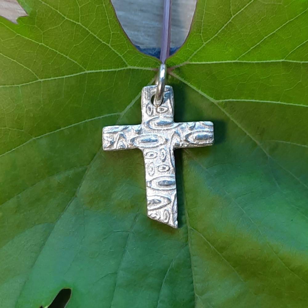 Ausgefallenes Silberkreuz aus recyceltem Feinsilber (999) mit toller Textur Bild 8